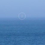 納沙布岬から見えた貝殻島の灯台。白丸の中に見えるのがそう。肉眼でもはっきり見えた。