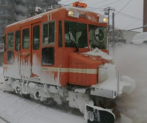 除雪作業中のササラ電車