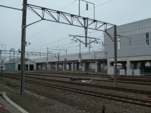 中小国方へ延びる新幹線用高架。右端の部分は駅舎部分と思われる。手前の線路は在来線部分。