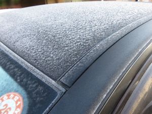 今朝方見かけた車の屋根に降りていた霜。