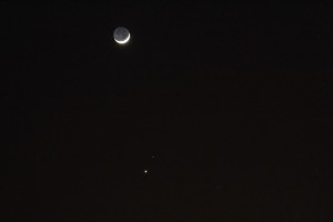 金星と火星が接近したところに細い月が並んでいた。