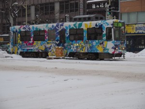 すすきのを走る雪ミク電車。道路はすっかり雪で覆われた。