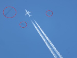 コンデジ（SX700HS）で撮影した旅客機、赤マルの中がゴミ。