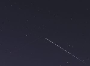 2016/08/10のISSの軌跡と一緒に別の光点の軌跡も写っていた。