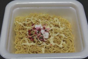 「一平ちゃん　夜店の焼きそば　ショートケーキ味」