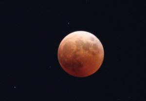 2022/11/08の皆既月食（ほぼ食の最大の頃）。赤銅色で普段の満月とは全く違う雰囲気の月。