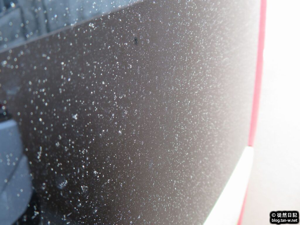 車の再度のガラスに付着した細かい粒