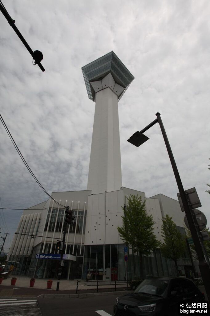 下から見上げた五稜郭タワー