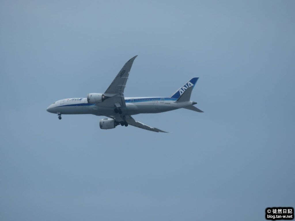 五稜郭タワーの展望台から函館空港に降りる全日空のJA832Aが見えた