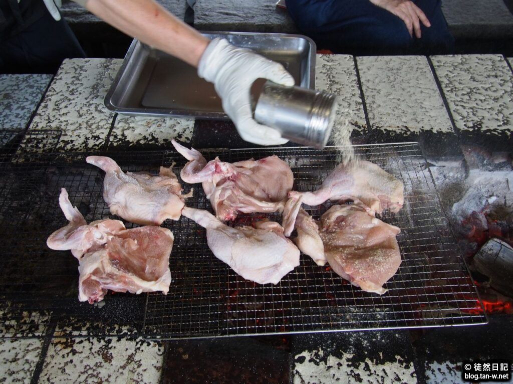 お肉には豪快に調味料を振りかける