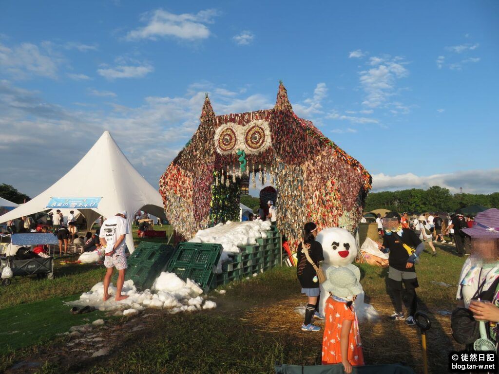 PROVOに設置されていた雪の滑り台と雪だるま