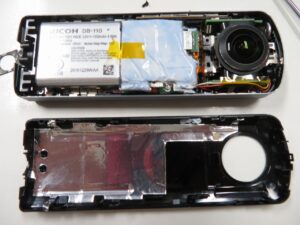 ケースを外した「THETA S」