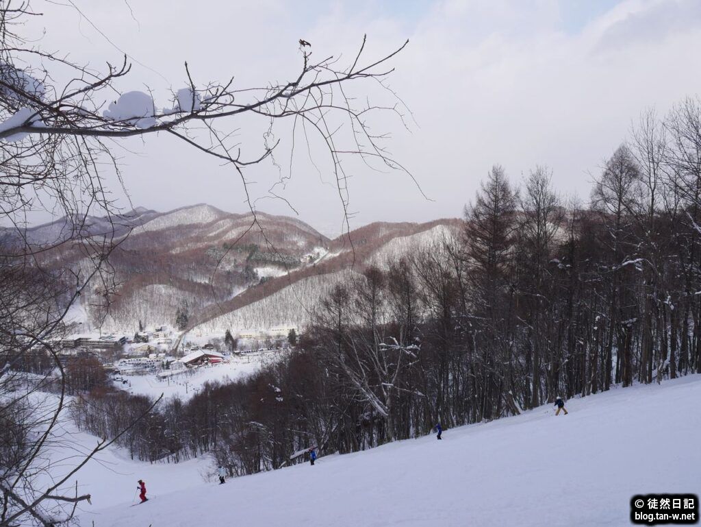 上級者コースの上からロッジ方向を見下ろしたところ。
