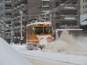 軌道上の雪を飛ばしながら走るササラ電車(雪22)